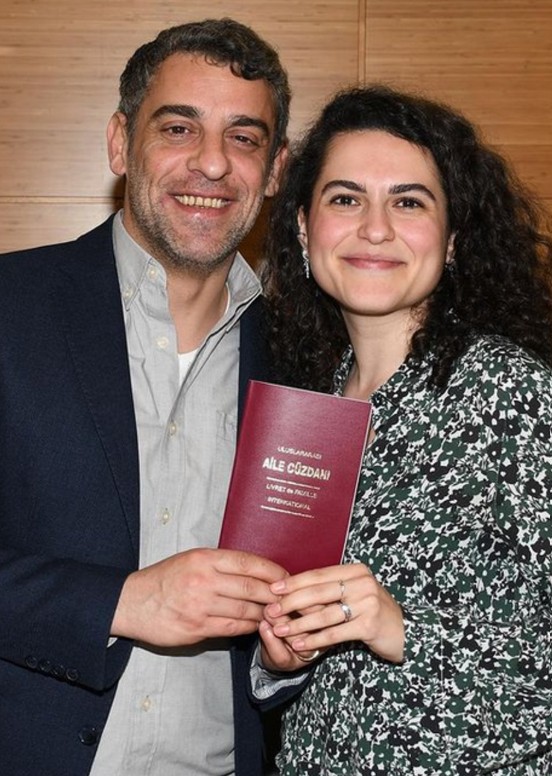 Ünlü çift nikah masasına oturdu...